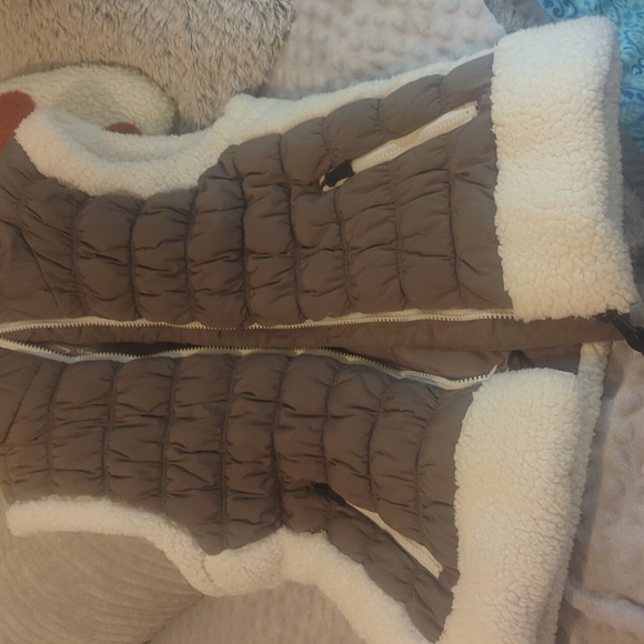 Brand new Calvin Cline Puffer Vest - Picture 5 of 11